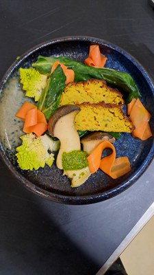 Neues aus der Dienstagsküche: Blumenkohl-Kichererbsen-Braten mit Frühlingsgemüse & Sonnenblumen-Lauch-Pesto Neues aus der Dienstagsküche: Blumenkohl-Kichererbsen-Braten mit Frühlingsgemüse & Sonnenblumen-Lauch-Pesto