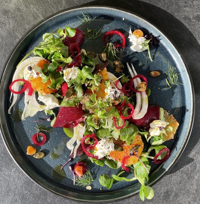 Winter-Frühlings-Salat mit Blutorangen, Fenchel, Roter Beete, Ziegenkäse, Knusperkernen und Wildkräutern Winter-Frühlings-Salat mit Blutorangen, Fenchel, Roter Beete, Ziegenkäse, Knusperkernen und Wildkräutern