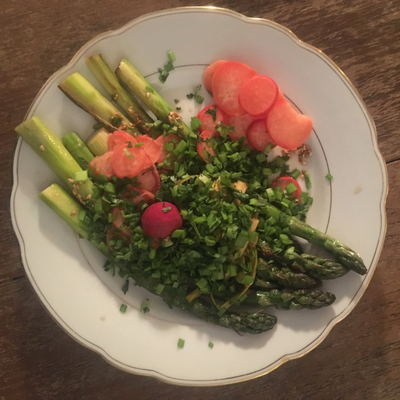 Grüner Spargel mit eingelegtem Radieschen und Sesam Grüner Spargel mit eingelegtem Radieschen und Sesam
