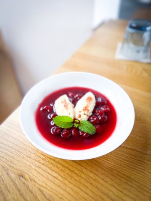Hirse-Quark-Nocken mit Kirschkompott