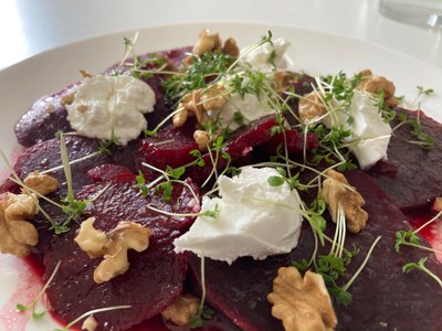 Rote-Bete-Carpaccio mit Ziegenkäse Rote-Bete-Carpaccio mit Ziegenkäse